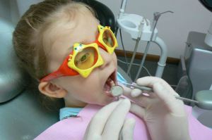 როგორ დავიყოლიოთ ბავშვი სტომატოლოგთან ვიზიტზე, როგორ მივიყვანოთ ბავშვი სტომატოლოგთან, სარძევე კბილები, ბავშვი და კბილები, ბავშვების ვიზიტი სტომატოლოგთან, sardzeve kbilebi, bavshvsis kbilebi, kids dental, kids teeth, kids tooth, kids dental clinic, milk teeth, rogor daviyoliot bavshvi eqimtan vizitze